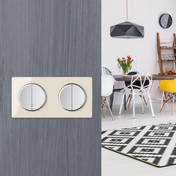 Doppelwandschalter auf einer Wand montiert mit moderner Inneneinrichtung im Hintergrund
