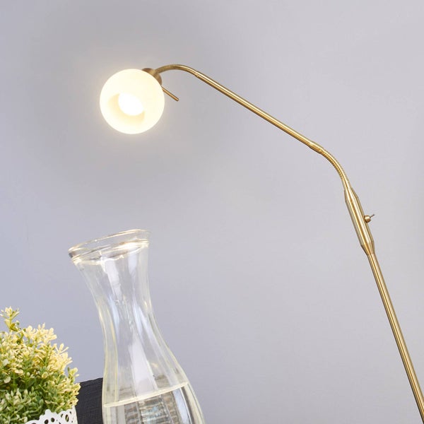 Goldfarbene Stehlampe mit Glaskaraffe und Kunstpflanze