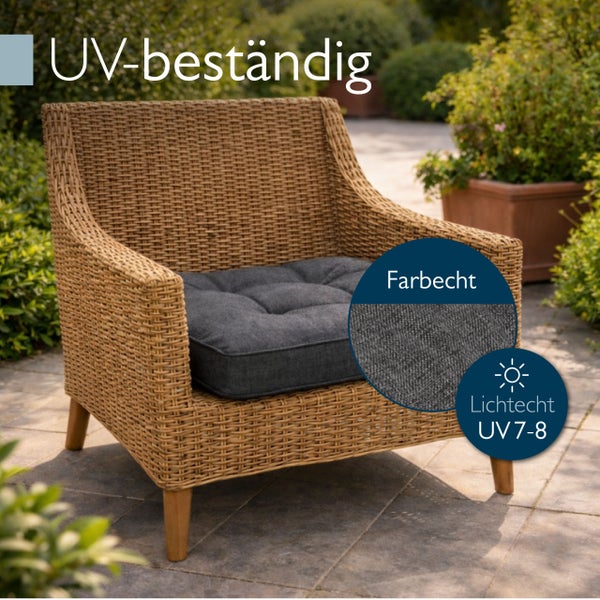 UV beständiger Gartensessel aus Geflecht mit weichem Sitzkissen im Garten auf einer Terrasse stehend.