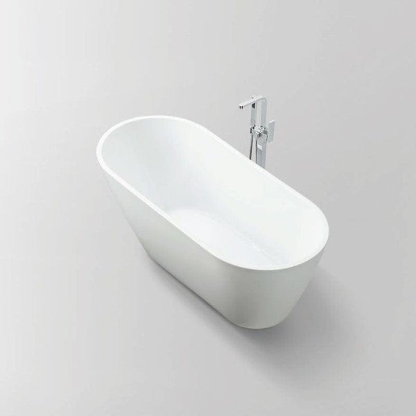 Freistehende Badewanne mit Armatur in moderner Form