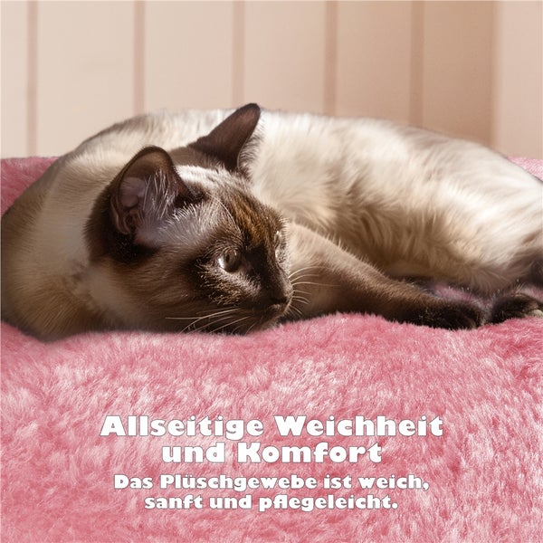 Eine Siamkatze ruht auf einem pinkfarbenen Plüschbett