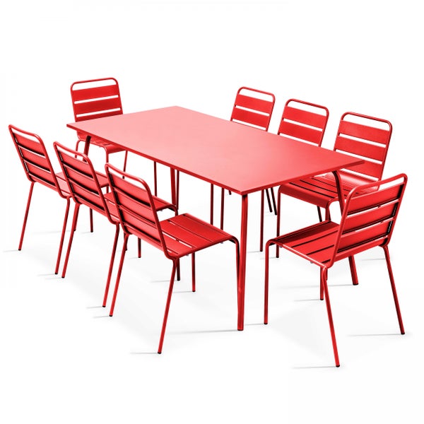 Rotes Gartenmöbel-Set aus Metall bestehend aus einem rechteckigen Tisch und acht Stühlen mit Sitzflächen und Lehnen im Latten-Design.