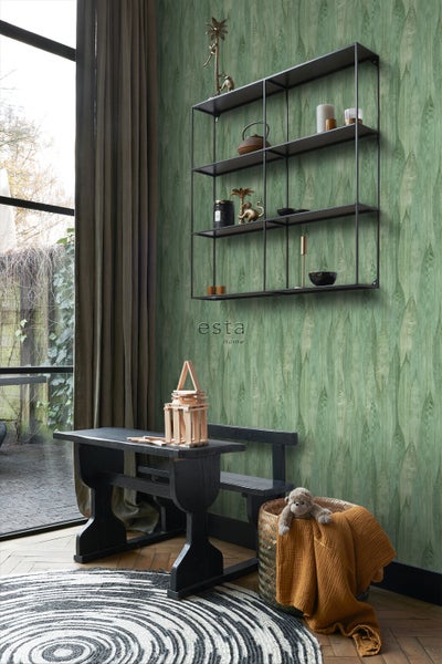 Einrichtungsidee mit Regal, Tischgruppe und grüner Blättertapete