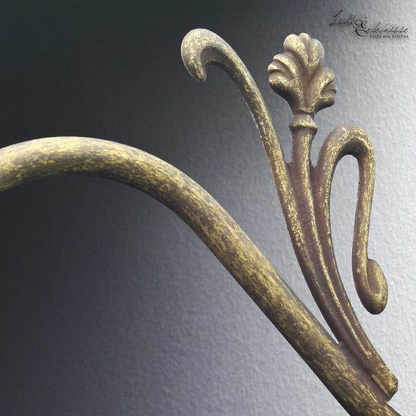 Detailaufnahme einer verzierten Metallhalterung