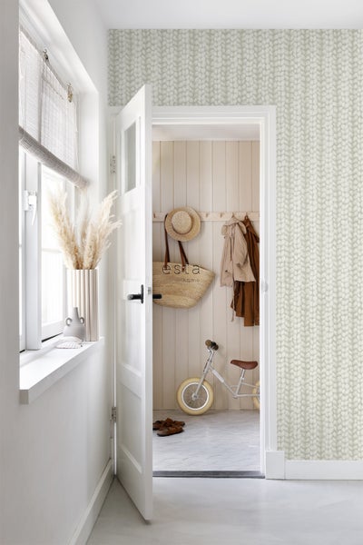 Flur mit gestrickter Tapete, Tür zum Ankleidezimmer und Fensterbereich mit Dekoration