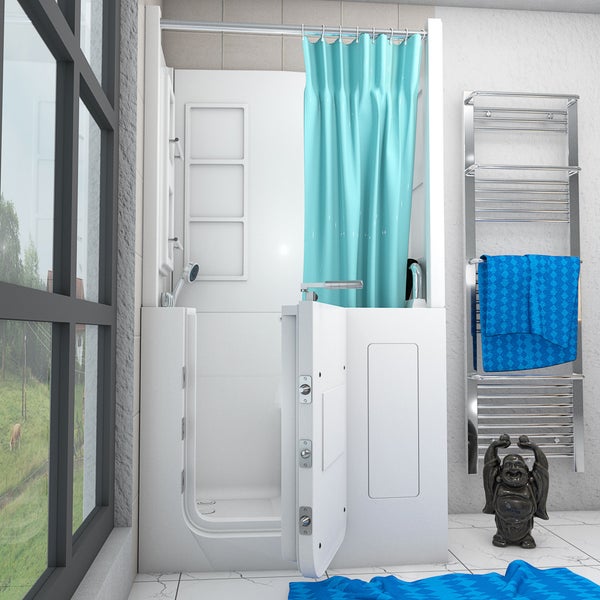 Weiße barrierefreie Sitzbadewanne mit Tür, blauem Duschvorhang und Handtuchheizkörper in hellem Badezimmer.