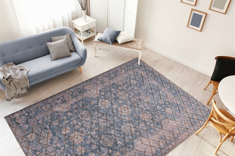 Wohnzimmer mit Teppich mit Rautenmuster, Sofa und Holztischen in einem hellen, modernen Raum