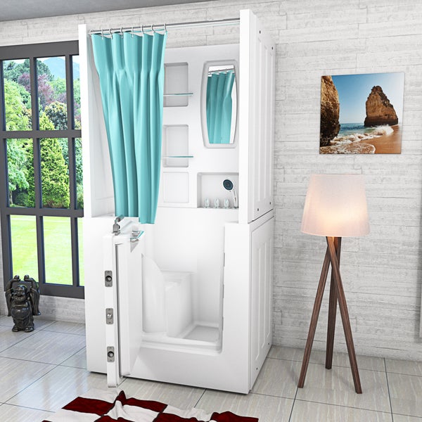 Moderne weiße Sitzbadewanne mit Tür, integriertem Sitz, Spiegel, Regalfächern und blauem Duschvorhang in hellem Badezimmer.