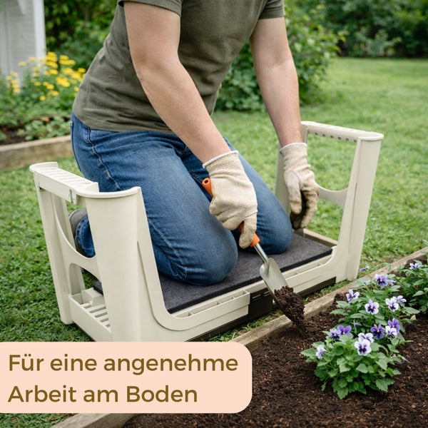 Person kniet auf einem Gartenhocker und pflanzt Blumen in ein Beet.