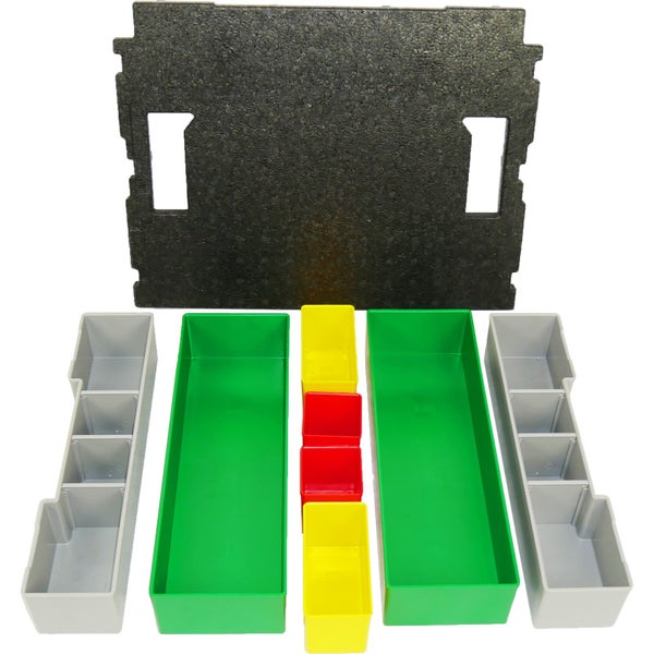 Dekoratives Regal mit Vasen, Büchern und Ziergegenständen für Wohnraumgestaltung.