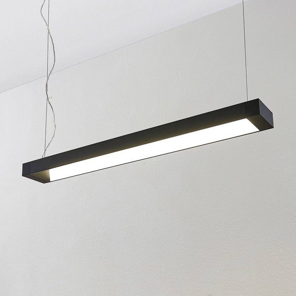 Moderne, schwarze LED-Pendelleuchte in Balkenform mit weißer Lichtfläche, hängend an dünnen Metallseilen.