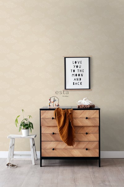 Raumansicht mit Kommode, Hocker und Wand mit Wolkenmuster-Tapete