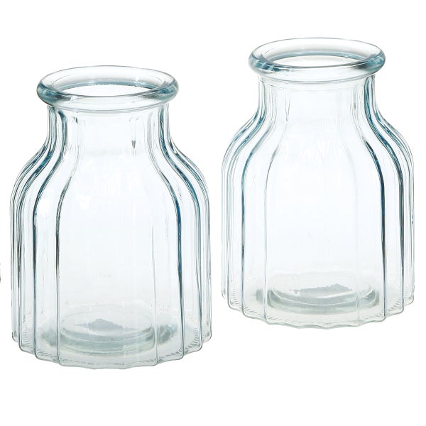 Zwei kleine, gerippte Deko-Vasen aus klarem Glas.
