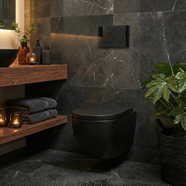 Modernes Badezimmer mit wandhängendem WC, Holzregalen und dunklen Marmorfliesen.