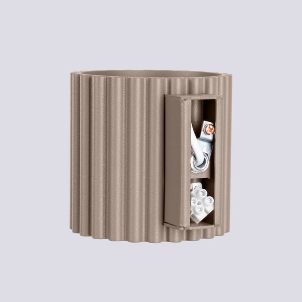 Braune, zylindrische Wandhalterung mit geriffelter Oberfläche und integriertem Anschlussraum inklusive Lüsterklemme.