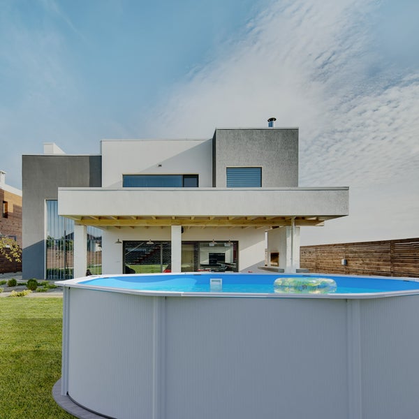 Aufstellpool im Garten vor modernem Haus