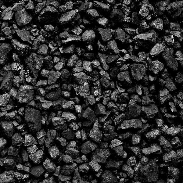 Ein Haufen Holzkohle in Stücken für den Grill oder den Kamin.