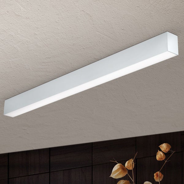 Moderne längliche LED Deckenleuchte in minimalistischem Design zur Beleuchtung von Wohnräumen.