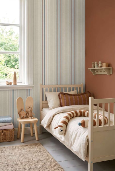 Kinderzimmer mit gestreifter Tapete in dezenten Tönen, ergänzt durch Holzmöbel und Deko in warmen Farben für ein gemütliches Ambiente.