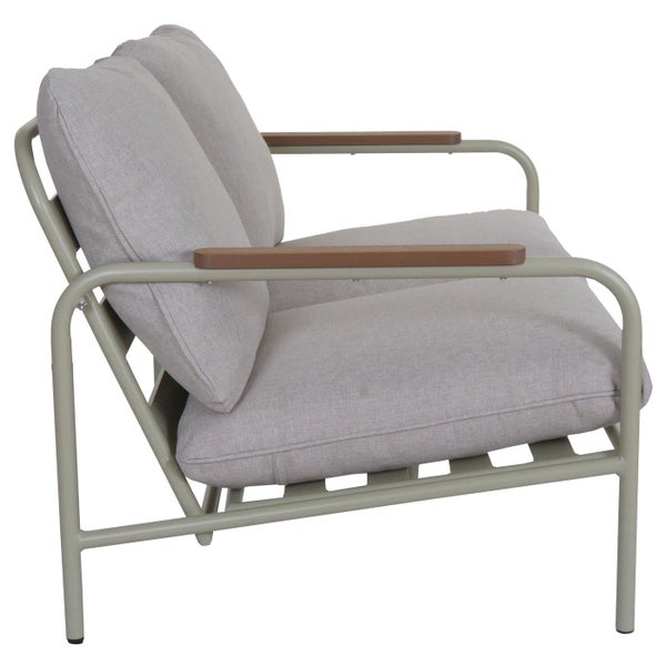 2-Sitzer Gartensofa mit Metallgestell, Holzarmlehnen und Polstern.