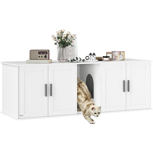 Weißer Katzenschrank in Sideboard-Optik mit vier Türen und zentralem Durchgang, aus dem eine Katze heraustritt.