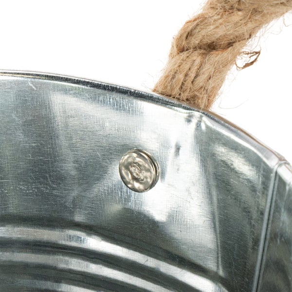 Detailansicht eines verzinkten Metalleimers mit Seilgriff.