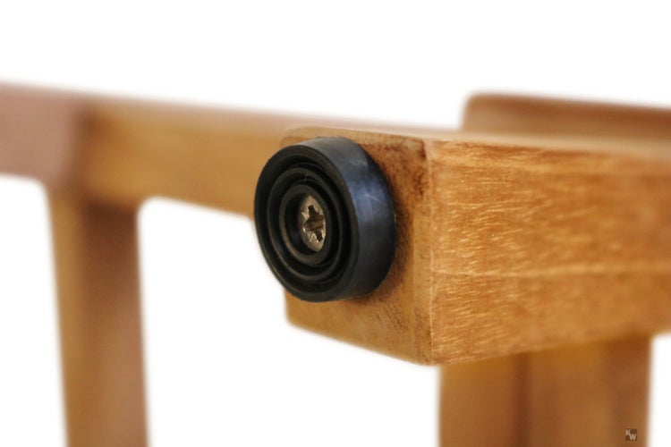 Detailansicht eines Holzmöbels mit schwarzem Bodenschoner