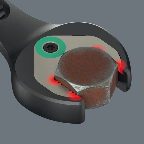 Schraubenschlüssel greift verrostete Sechskantschraube