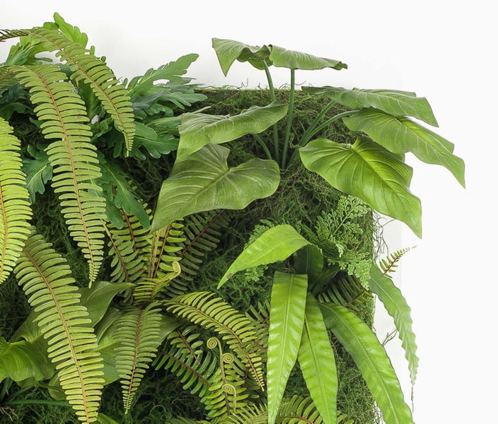 Detailansicht der grünen Stiele und Blätter einer künstlichen Palme.