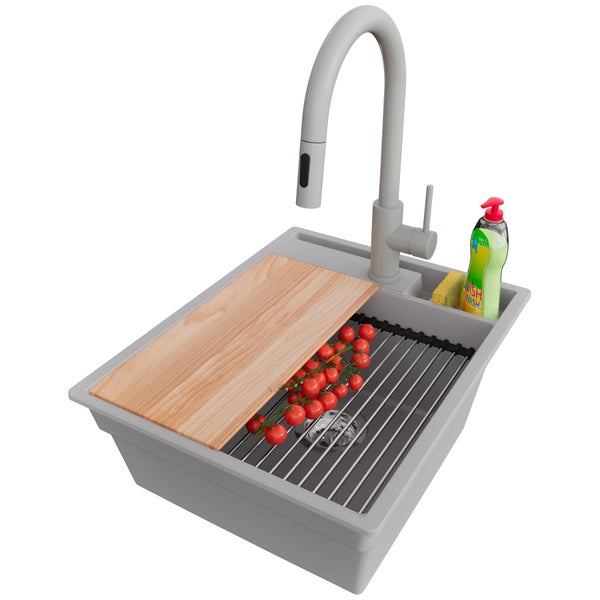Küchenspüle mit Armatur, Schneidebrett, Geschirrspülmittel, Schwamm und Tomaten