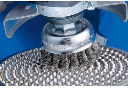 Drahtbürste für Winkelschleifer im Einsatz auf einem Werkstück