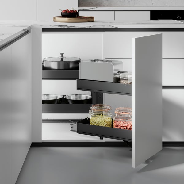 Moderner Küchen-Eckschrank mit ausziehbarem Regalsystem und anthrazitfarbenen Ablagen für Töpfe, Toaster und Vorratsgläser.