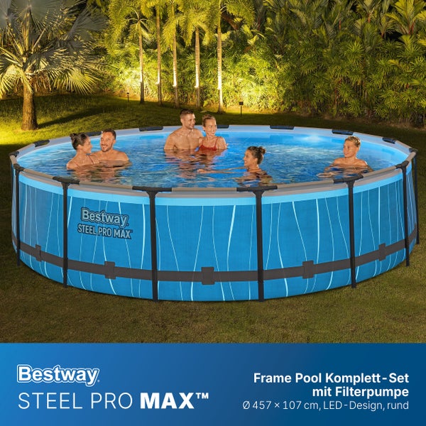Bestway Logo am runden, blauen Steel Pro MAX Frame Pool, Durchmesser 457 mal 107 Zentimeter, mit beleuchtetem Wasser und badenden Personen im Garten.