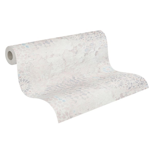 Wohnraum mit gemusterter Tapete, Holzkommode und Zimmerpflanze im Topf