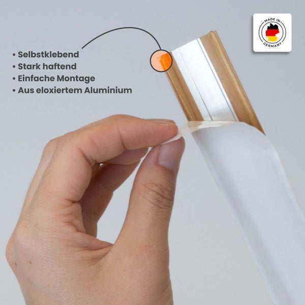 Selbstklebendes Profil aus eloxiertem Aluminium, einfache Montage, starke Haftung, hergestellt in Deutschland.