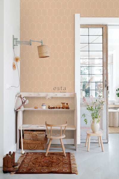 Dekoratives Kinderzimmer mit Regal, Spielzeug und gemusterter Tapete