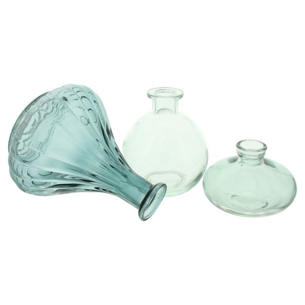 Set aus drei kleinen Glasvasen in verschiedenen Formen, eine geriffelt, eine rund und eine flach.