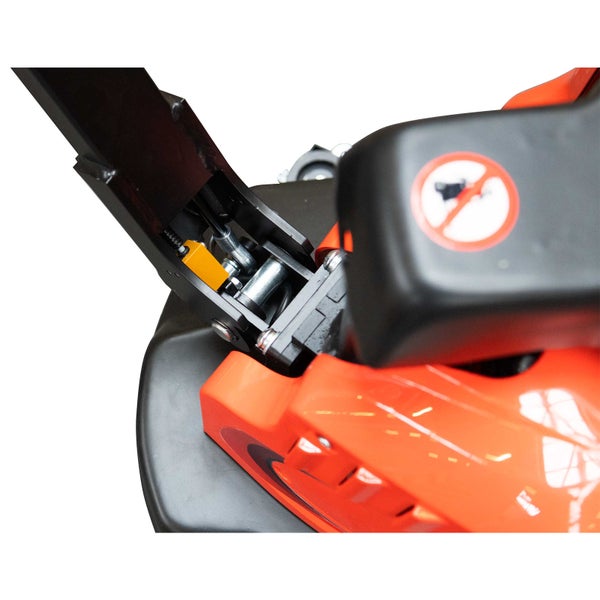 Detailansicht eines Klappmechanismus an einem Gartengerät mit einem Sicherheitswarnsymbol.