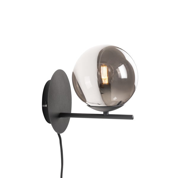 Wandleuchte mit runder, grauer Glaskugel und schwarzer Halterung