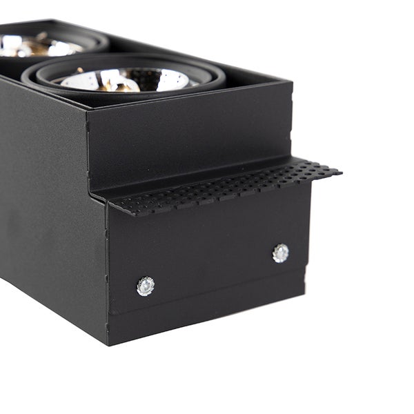 Schwarzer zweiflammiger Einbaustrahler aus Metall mit perforiertem Montagerahmen für den randlosen Einbau.