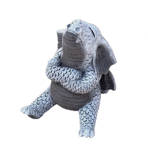 Kleine Drachen-Figur in Steinoptik mit verschränkten Armen und nach hinten geneigtem Kopf, sitzend.