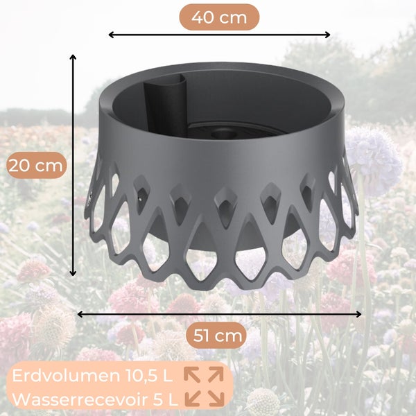 Grauer Pflanzkübel mit den Maßen 40 cm x 51 cm x 20 cm, Erdvolumen 10,5 l, Wasserreservoir 5 l.
