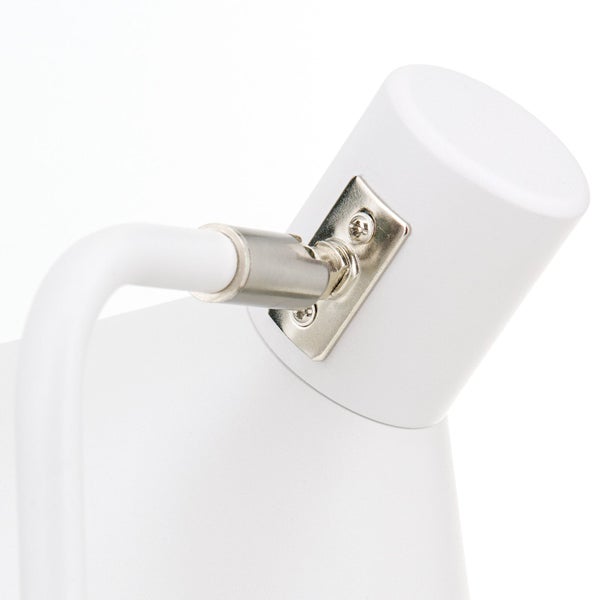 Detailansicht einer weißen Leuchte mit Metallelementen