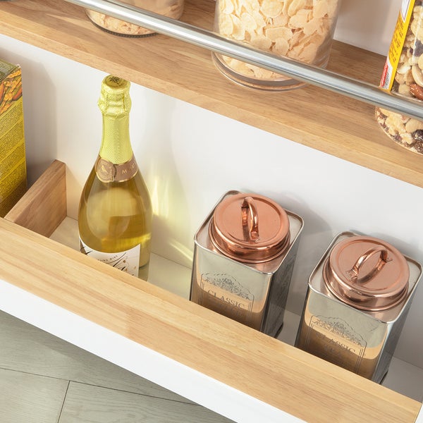 Regalansicht mit Vorratsgläsern, Getränkeflasche und Dosen