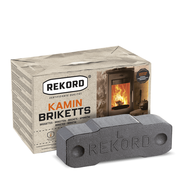 Rekord Kaminbriketts im Karton und ein einzelnes Brikett im Vordergrund.