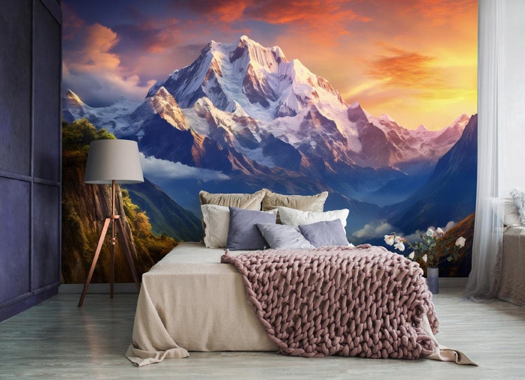 Schlafzimmer mit Fototapete eines schneebedeckten Berges