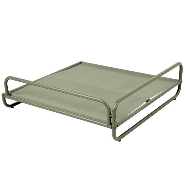 Grüne erhöhte Hundeliege mit Metallrahmen und atmungsaktiver Liegefläche aus Netzgewebe.