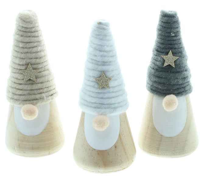 Drei dekorative Weihnachtszwerge aus Holz mit Sternenverzierungen