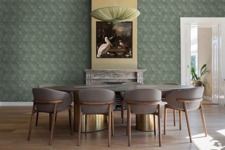 Esszimmer mit Esstisch, Stühlen und Wandpaneelen im Hexagon-Design