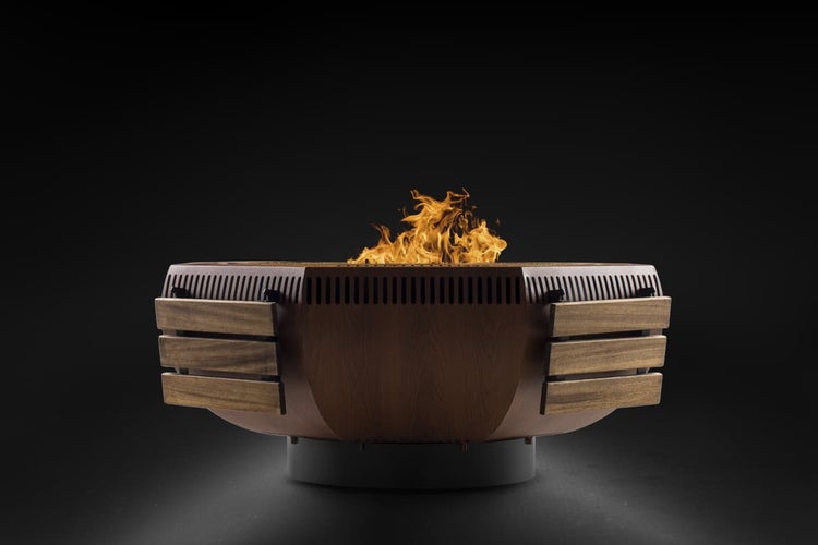 Feuerschale mit Holzverkleidung und loderndem Feuer